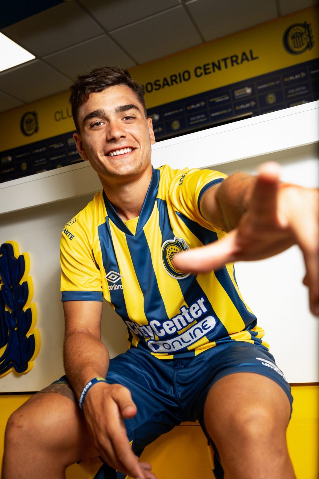 Campaña Umbro: jugador con camiseta amarilla y azul