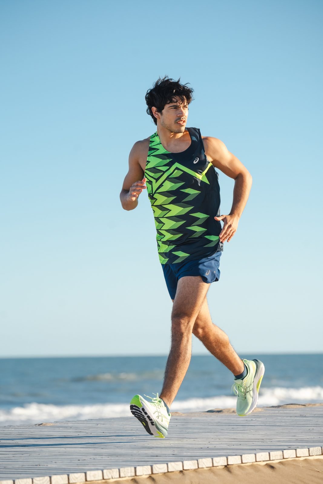 Asics House Pinamar: corredor en la playa