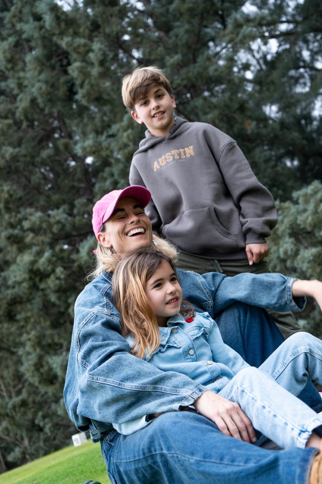 Renner: familia con ropa de jean en el bosque